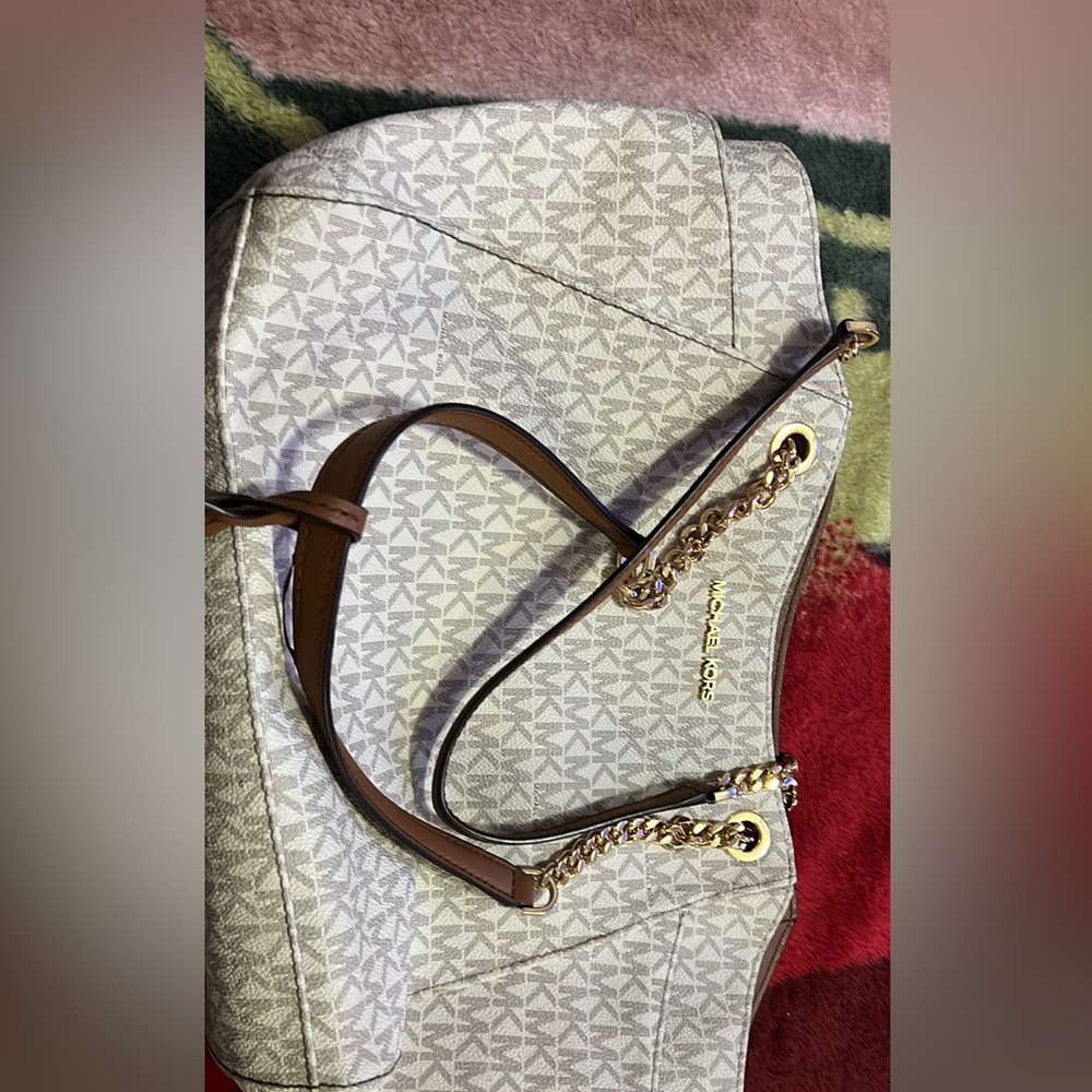It a Micheal kors bag and it is in good condition